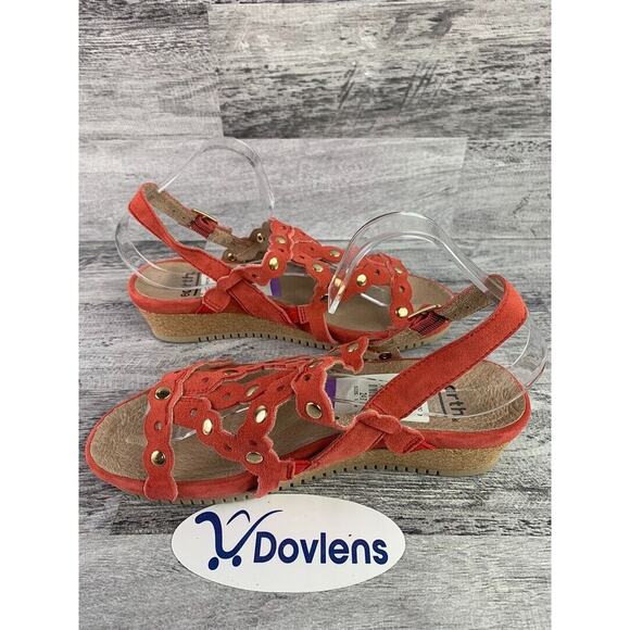 Earth Womens Red Suede Sandals With Gold Studs & Wedge Heel Size 6M - Picture 4 of 5